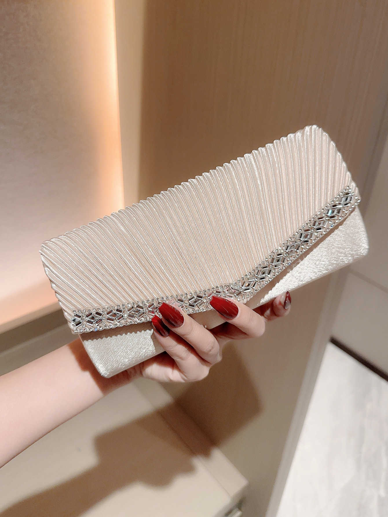 New Dinner Bag Fashionable Folded Handheld Bag Clutch Bag Paired with Water Diamond Velvet Minimalist Dinner Crossbody Womens Bag 240920
