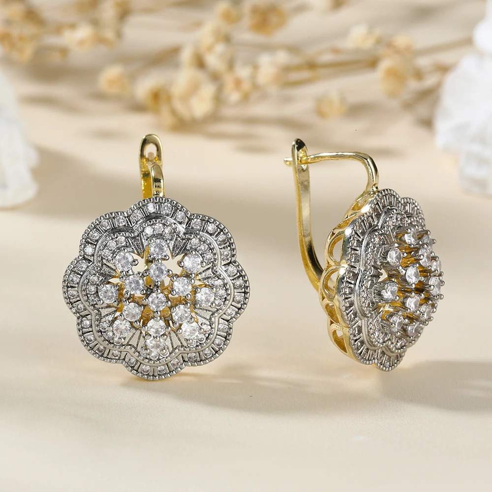 Large flower bleached two-color hollow earrings with copper and copper paneling in 14K gold fashionable jewelry and exquisite jewelry 241209