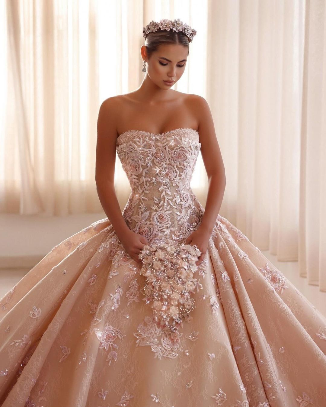 Junoesque Ball Gown Wedding Dresses Strapless Appliques Lace Sweep Train Bridal Gowns Chic Dubai Custom Made Vestidos De Novia