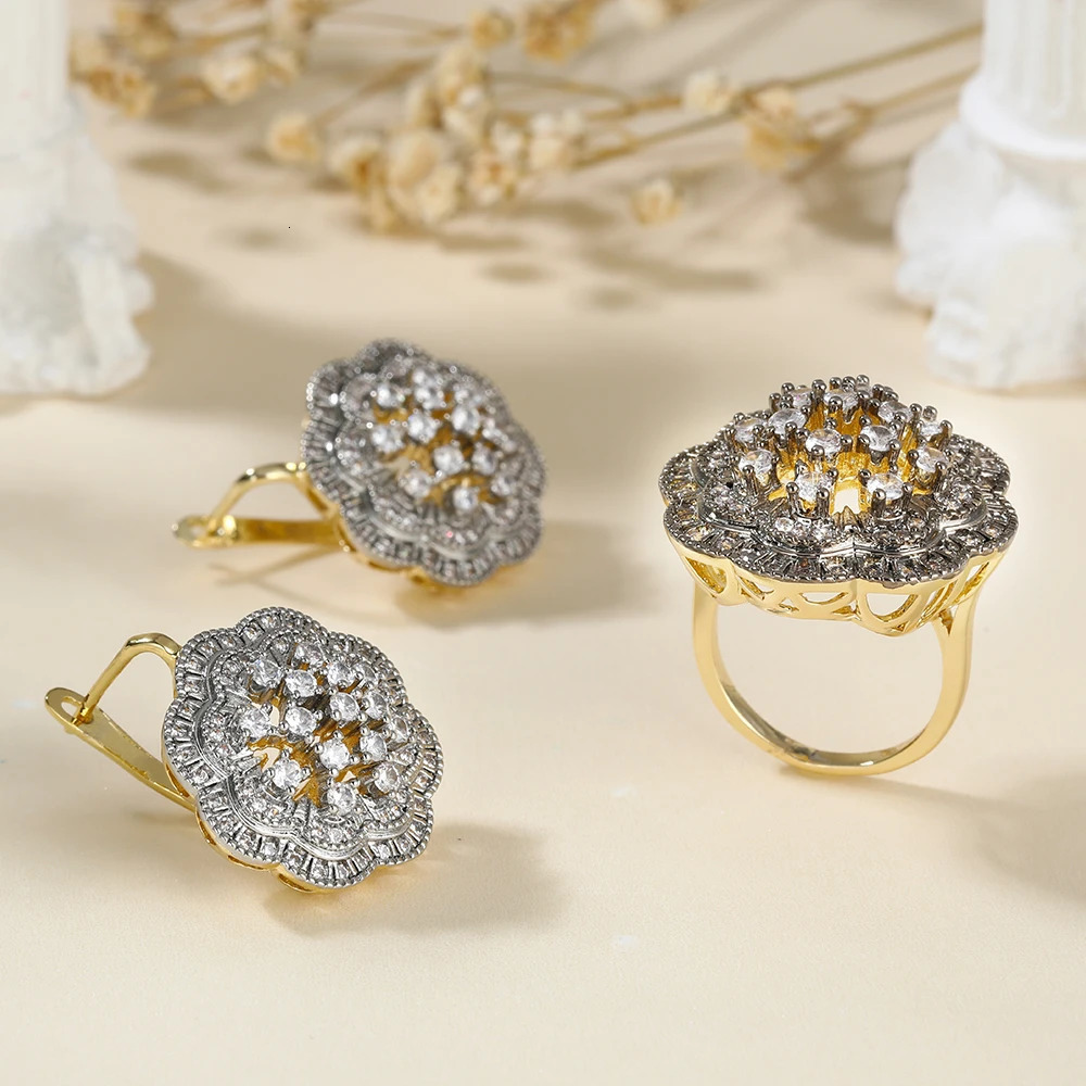 Large flower bleached two-color hollow earrings with copper and copper paneling in 14K gold fashionable jewelry and exquisite jewelry 241209