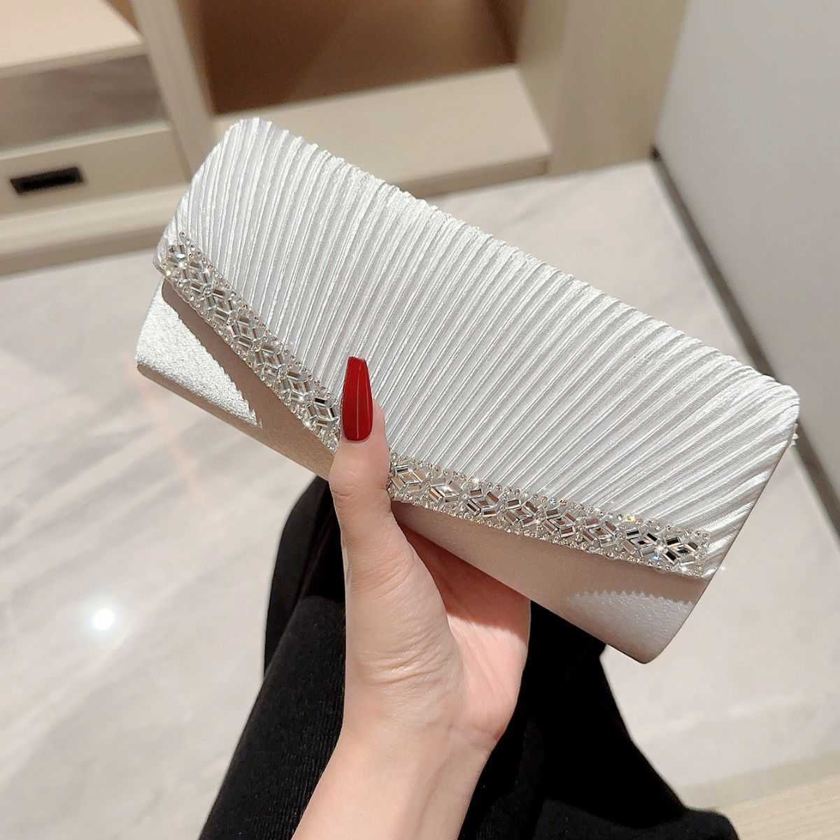 New Dinner Bag Fashionable Folded Handheld Bag Clutch Bag Paired with Water Diamond Velvet Minimalist Dinner Crossbody Womens Bag 240920