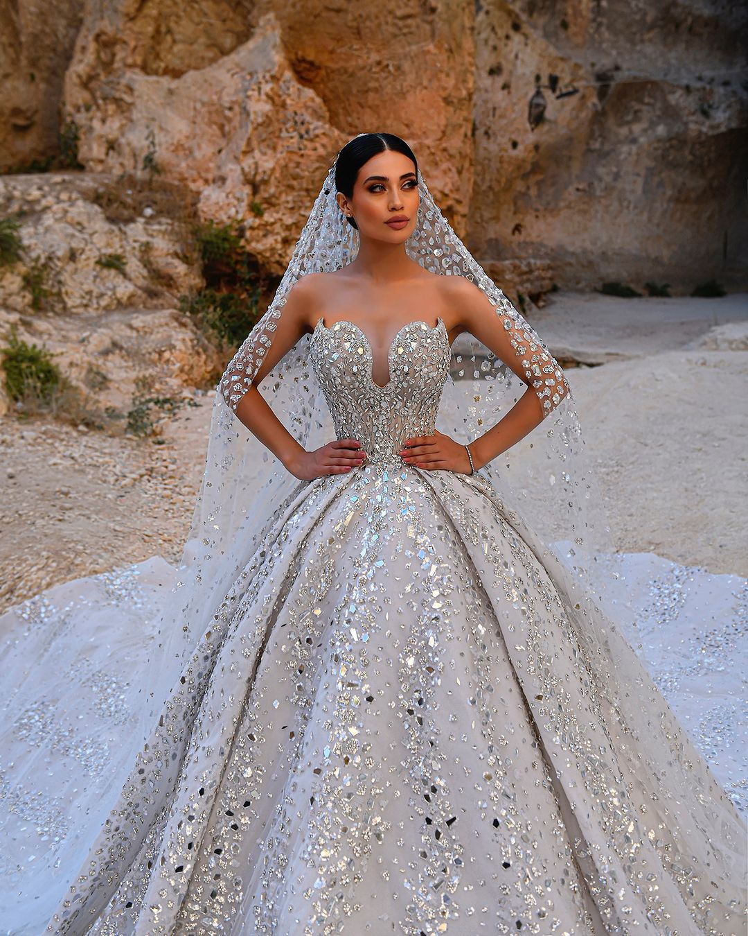 Junoesque Ball Gown Wedding Dresses Strapless Beads Sequins Appliques Rhinestones Crystals Lace Sweep Train Bridal Gowns Chic Dubai Custom Made Vestid