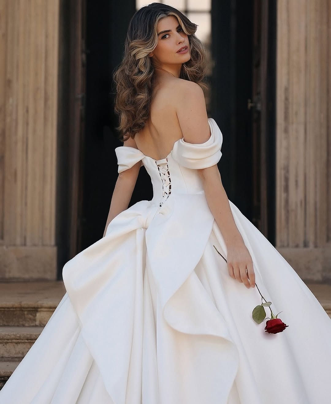 Brilliant Ball Gown Wedding Dresses Strapless Appliques Lace Sweep Train Bridal Gowns Chic Dubai Custom Made Lace-Up Back Vestidos De Novia