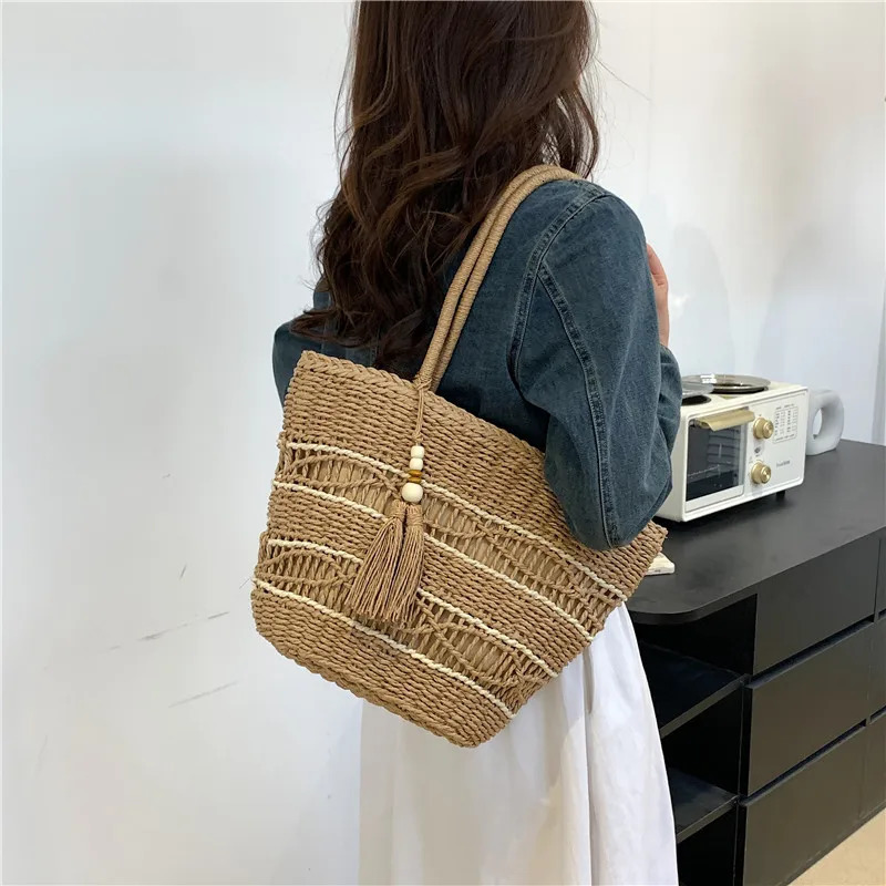 Womens grass beach handbag large capacity womens shoulder bag fashionable and casual commuting bag outdoor shopping handbag 241205