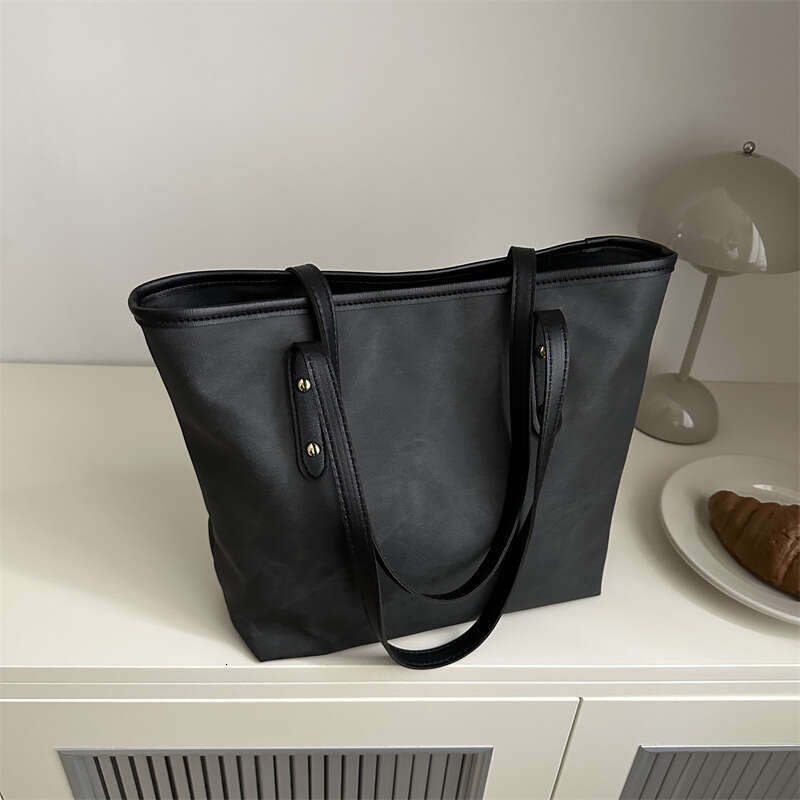 Large capacity women's trendy fashion tote 2024 new niche texture commuting versatile shoulder bag