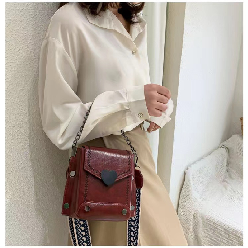 New women s nail shoulder bag women s crossbody bag girls retro heart shaped lock phone Korean style new designer shoulder bag bag