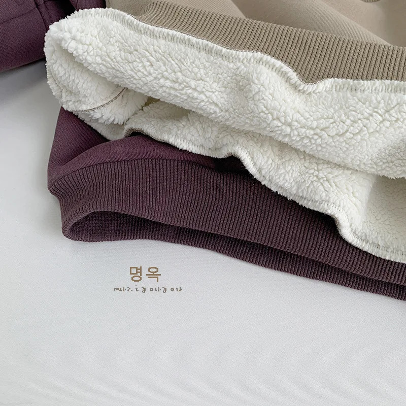 Simple retro Versatile velvet sweatshirt suitable for baby boys winter thick wool toddler boys Korean pure soft childrens boys top 241210