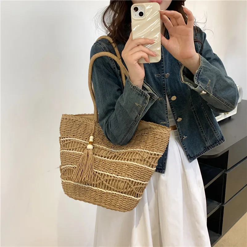 Womens grass beach handbag large capacity womens shoulder bag fashionable and casual commuting bag outdoor shopping handbag 241205