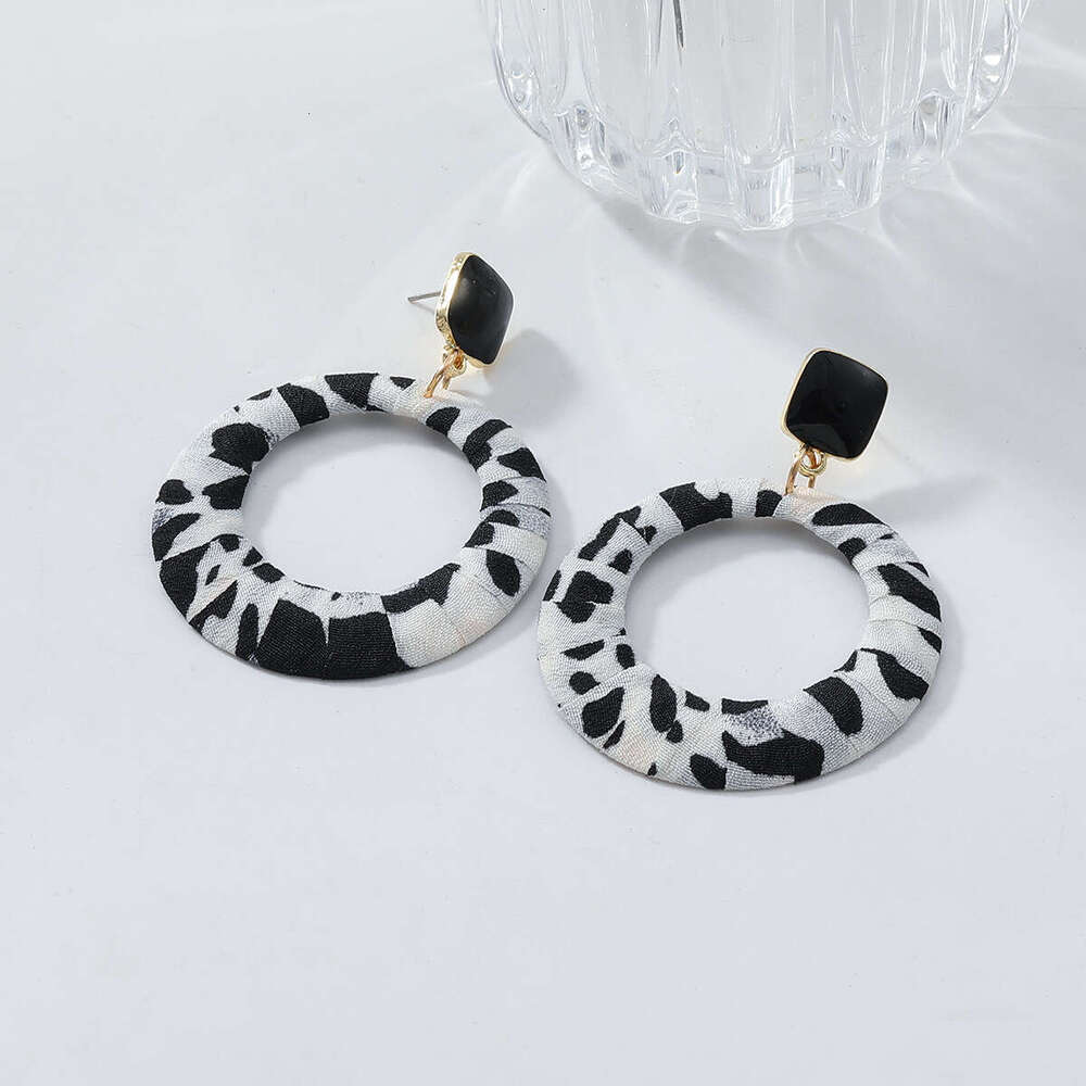 Geometric circles, coffee colored leopard print earrings, personalized and trendy ear loops, Maillard high-end earrings