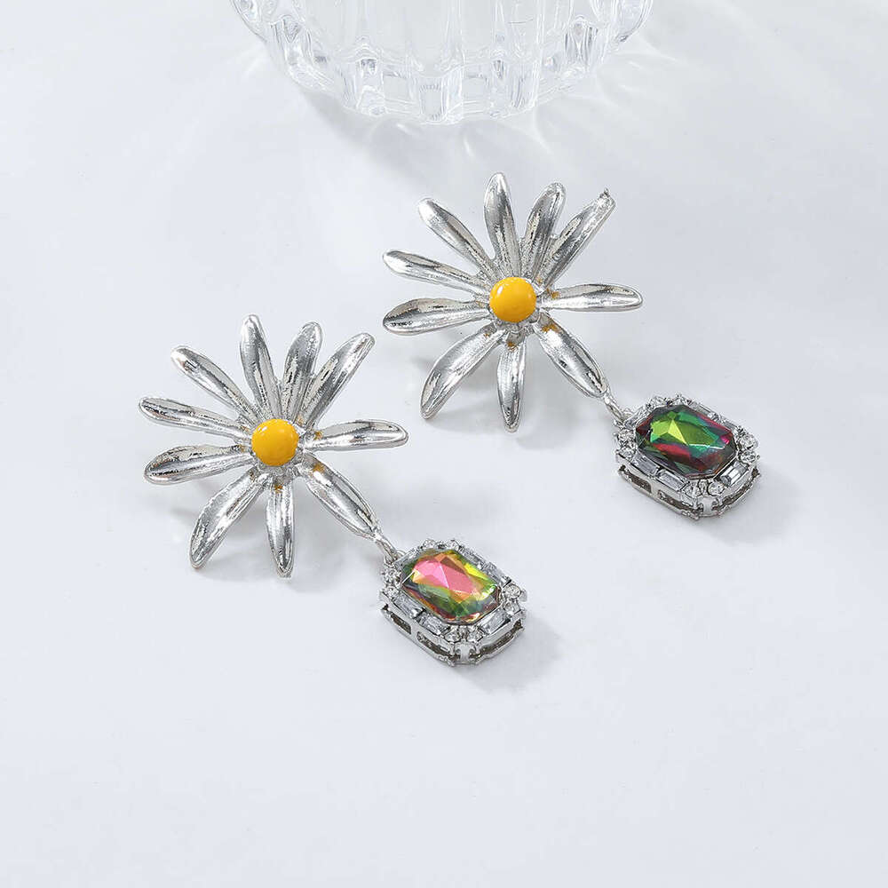 New metal daisy wer rhie pendant with exaggerated temperament for women's earrings