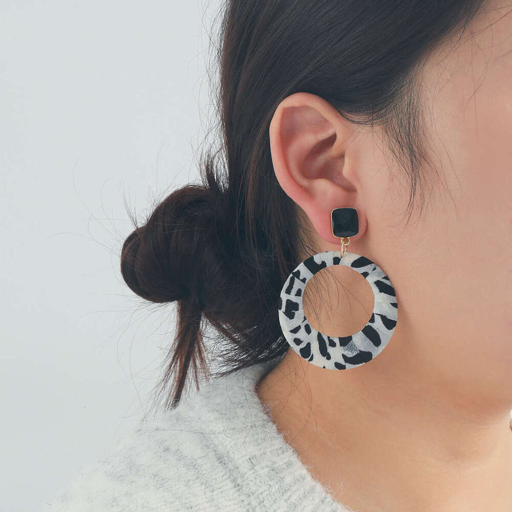 Geometric circles, coffee colored leopard print earrings, personalized and trendy ear loops, Maillard high-end earrings
