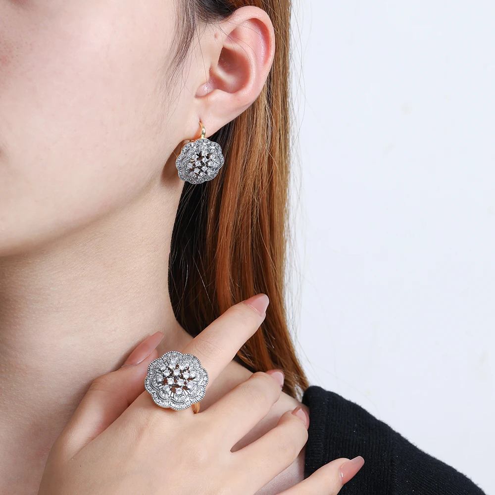 Large flower bleached two-color hollow earrings with copper and copper paneling in 14K gold fashionable jewelry and exquisite jewelry 241209