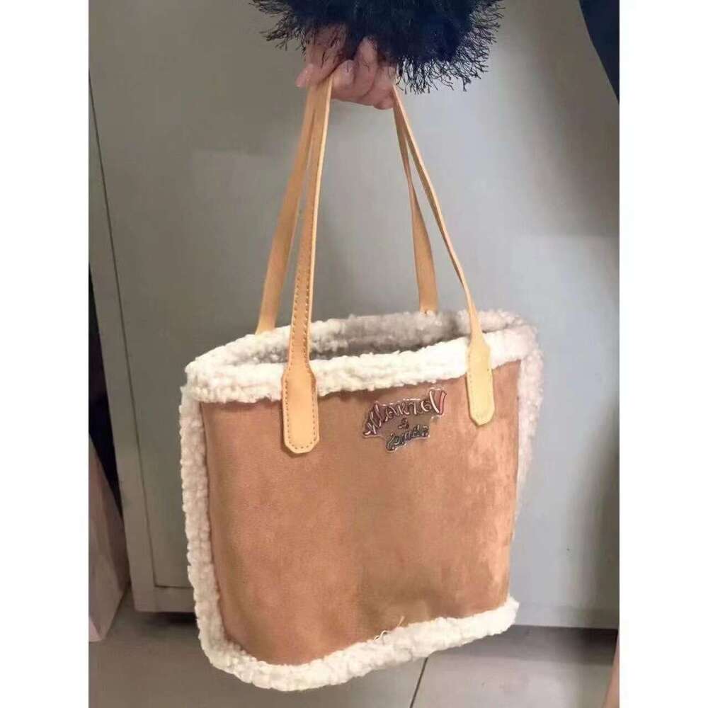 Chic Lamb Wool Carryall Tote Bag Sleek Design for Winter Accessories