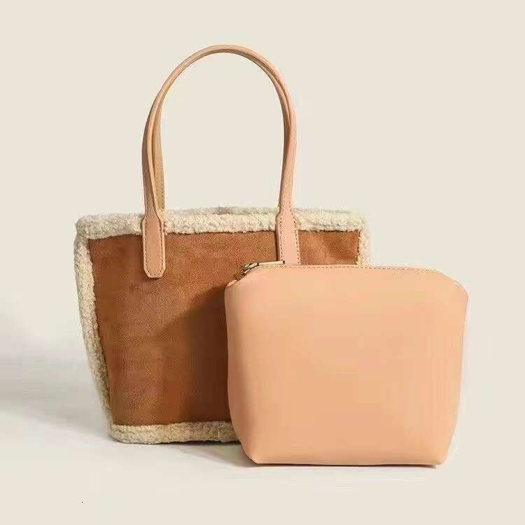 Chic Lamb Wool Carryall Tote Bag Sleek Design for Winter Accessories