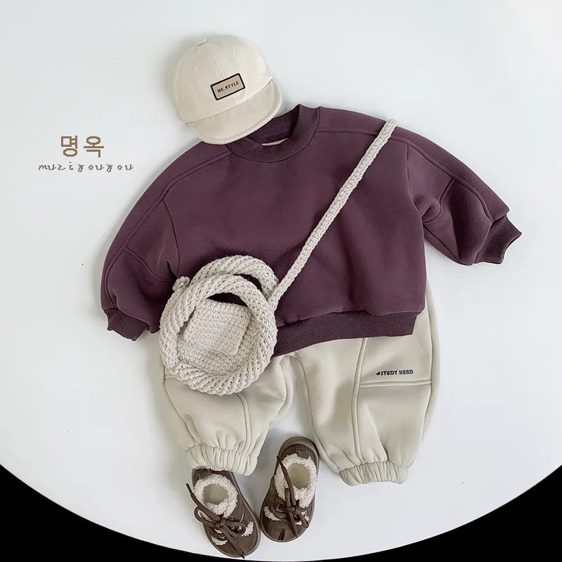 Simple retro Versatile velvet sweatshirt suitable for baby boys winter thick wool toddler boys Korean pure soft childrens boys top 241210