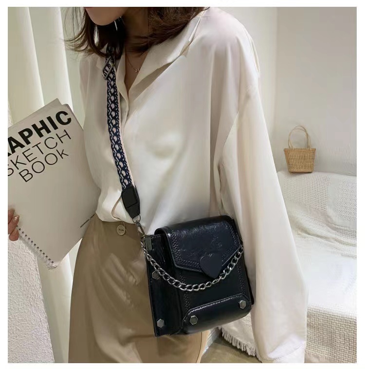 New women s nail shoulder bag women s crossbody bag girls retro heart shaped lock phone Korean style new designer shoulder bag bag