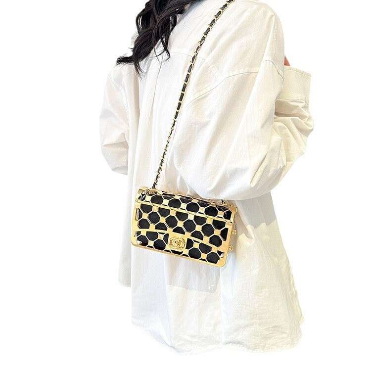 2024 New Metal Fashion Hollow Personalized Banquet Single Cross Shoulder Small Fragrant Style Women's Bag