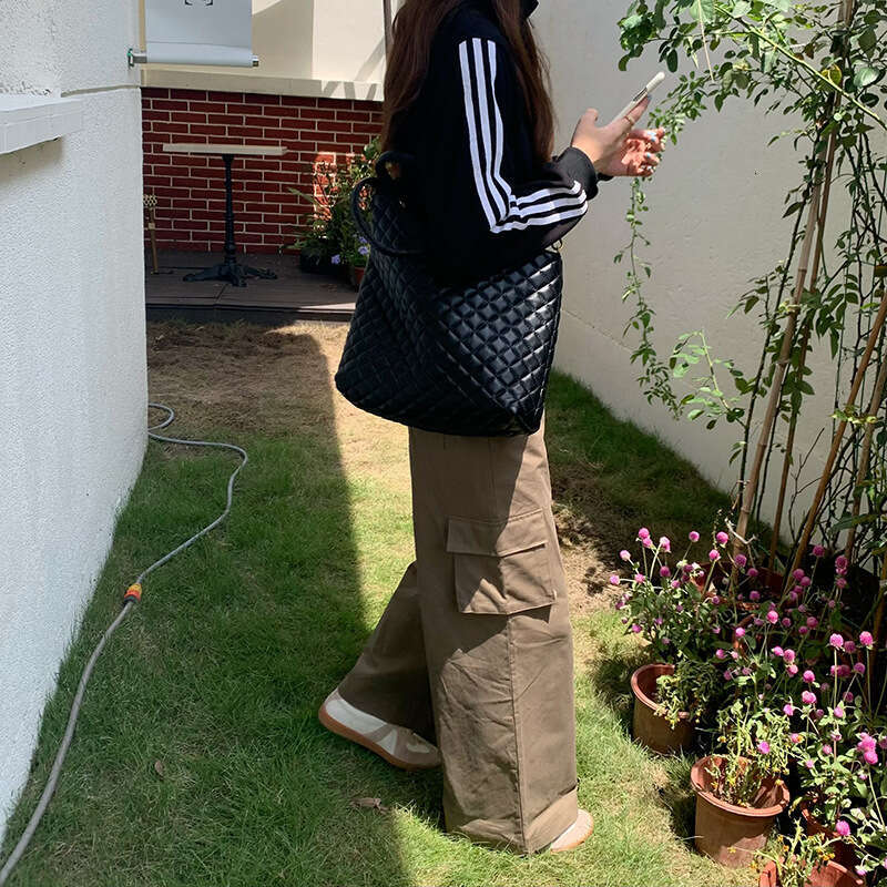 Self made tote bag for women in 2023, new high-capacity and versatile diamond grid black large one shoulder portable crossbody bag, trendy