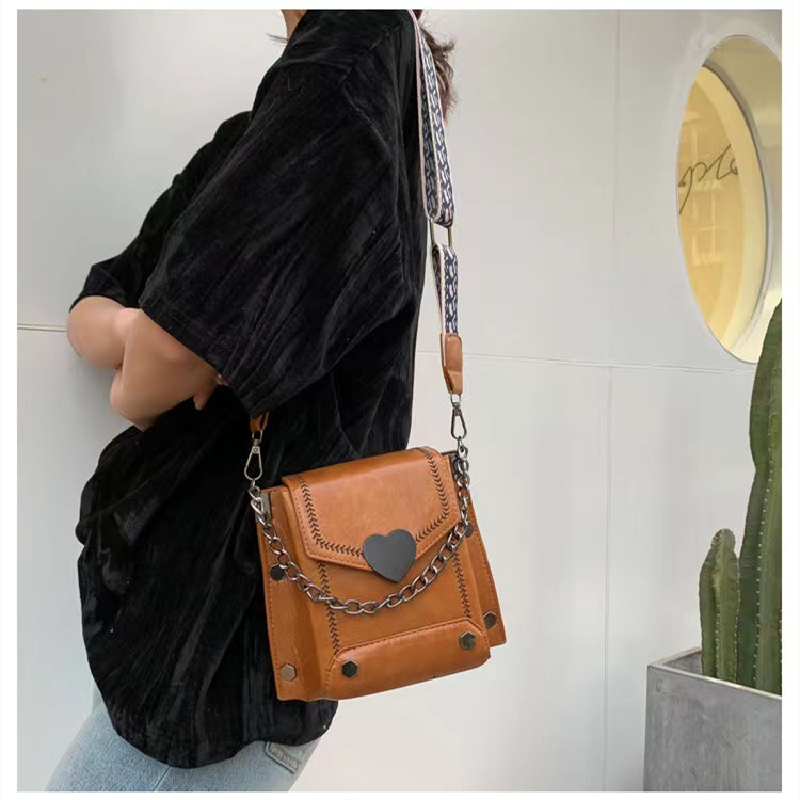 New women s nail shoulder bag women s crossbody bag girls retro heart shaped lock phone Korean style new designer shoulder bag bag
