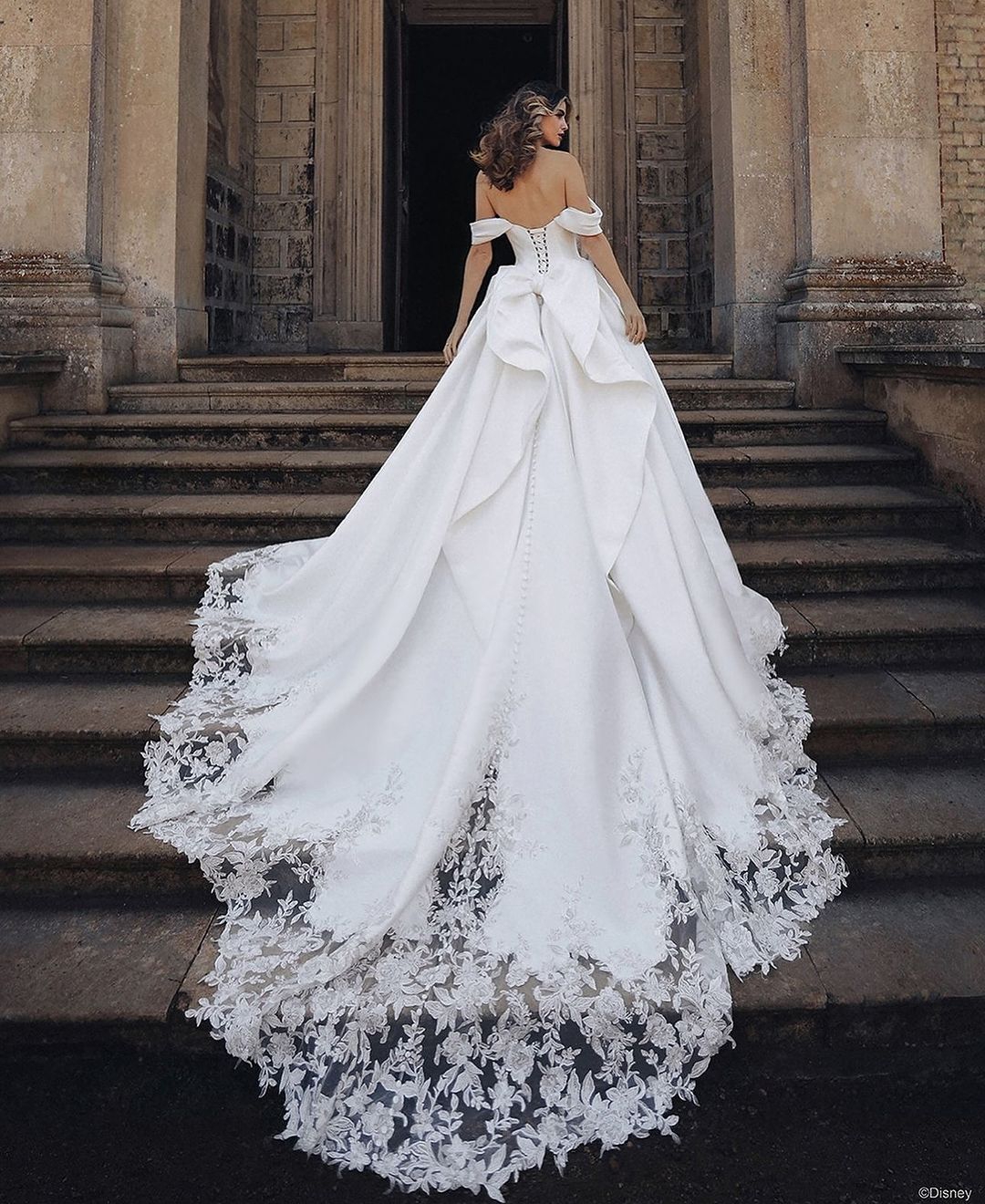 Brilliant Ball Gown Wedding Dresses Strapless Appliques Lace Sweep Train Bridal Gowns Chic Dubai Custom Made Lace-Up Back Vestidos De Novia