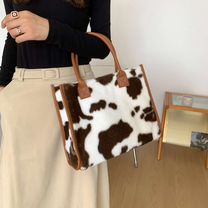 Leopard print women in autumn winter, new trendy and fashionable handbag for commuting, large capacity plush bag