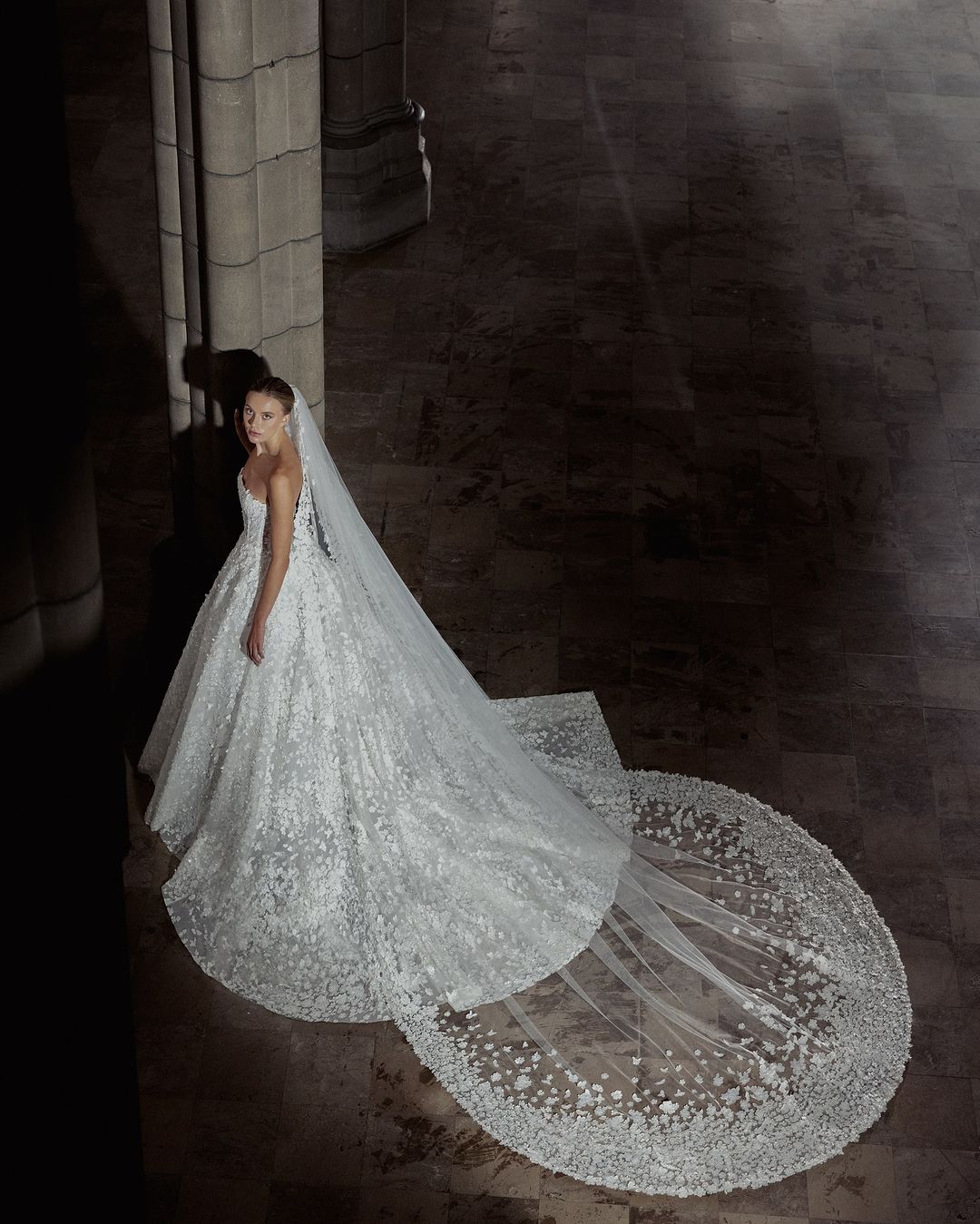 Elegant Ball Gown Wedding Dresses Strapless Beads Sequins Appliques Lace Sweep Train Bridal Gowns Chic Dubai Custom Made Lace-Up Back Vestidos De Novi
