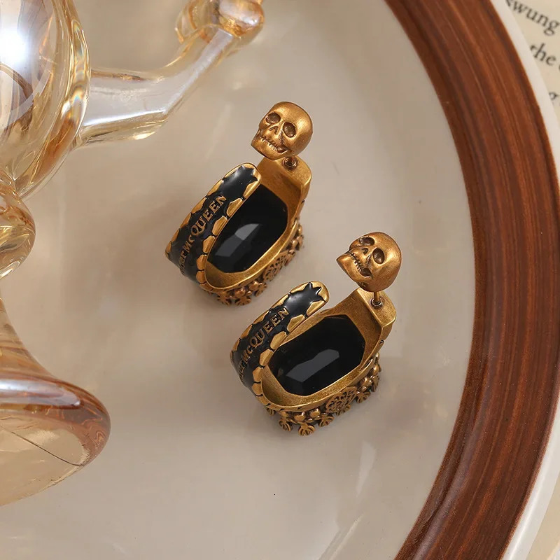 European and American Retro Earrings for Women Light Premium Personalized Old Skull Earrings 241209