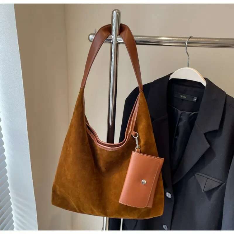 Designer's bag Fashion Solid Colors Zipper Large Capacity for Women New Autumn and Winter Commuting Shoulder Suede Tote Bag