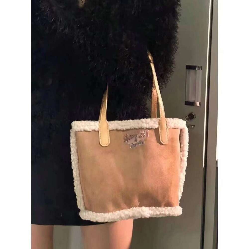 Chic Lamb Wool Carryall Tote Bag Sleek Design for Winter Accessories