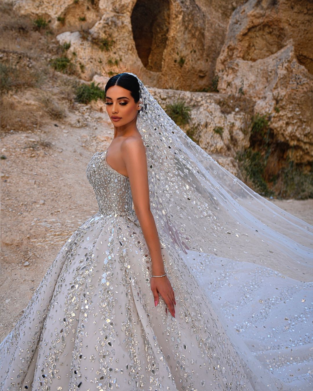 Junoesque Ball Gown Wedding Dresses Strapless Beads Sequins Appliques Rhinestones Crystals Lace Sweep Train Bridal Gowns Chic Dubai Custom Made Vestid