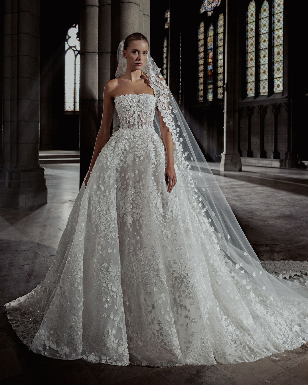 Elegant Ball Gown Wedding Dresses Strapless Beads Sequins Appliques Lace Sweep Train Bridal Gowns Chic Dubai Custom Made Lace-Up Back Vestidos De Novi
