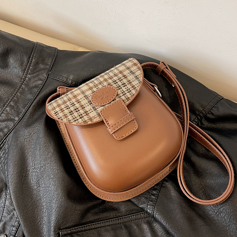 New fashion trend women s small saddle leisure bag winter new designer contrasting trend design handbag shoulder crossbody bag wallet