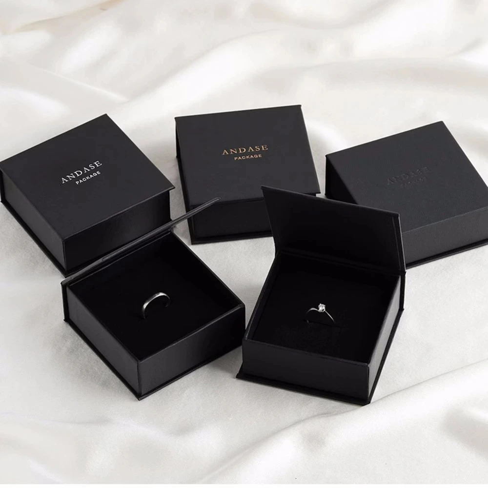 9 * 9 * 3.5cm customized necklace magnetic box with sponge personalized jewelry packaging loose flip cardboard box 241209
