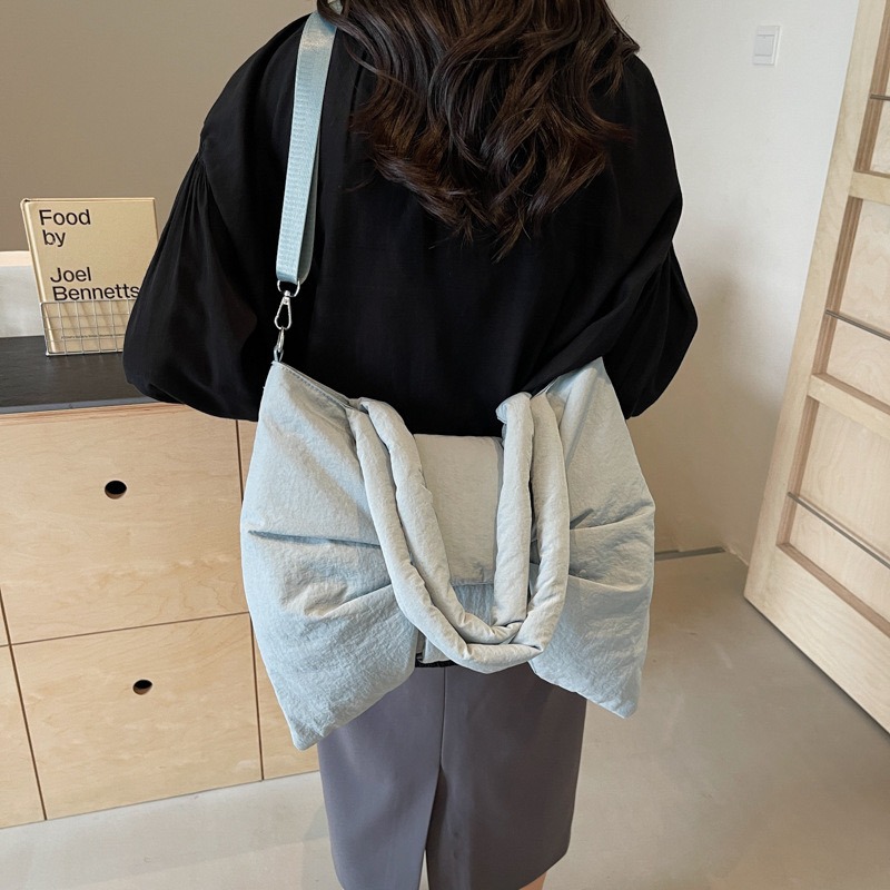 2025 new new minimalist canvas one shoulder bag, cute and exquisite bow tie, niche crossbody commuting tote bag zhanyishengli