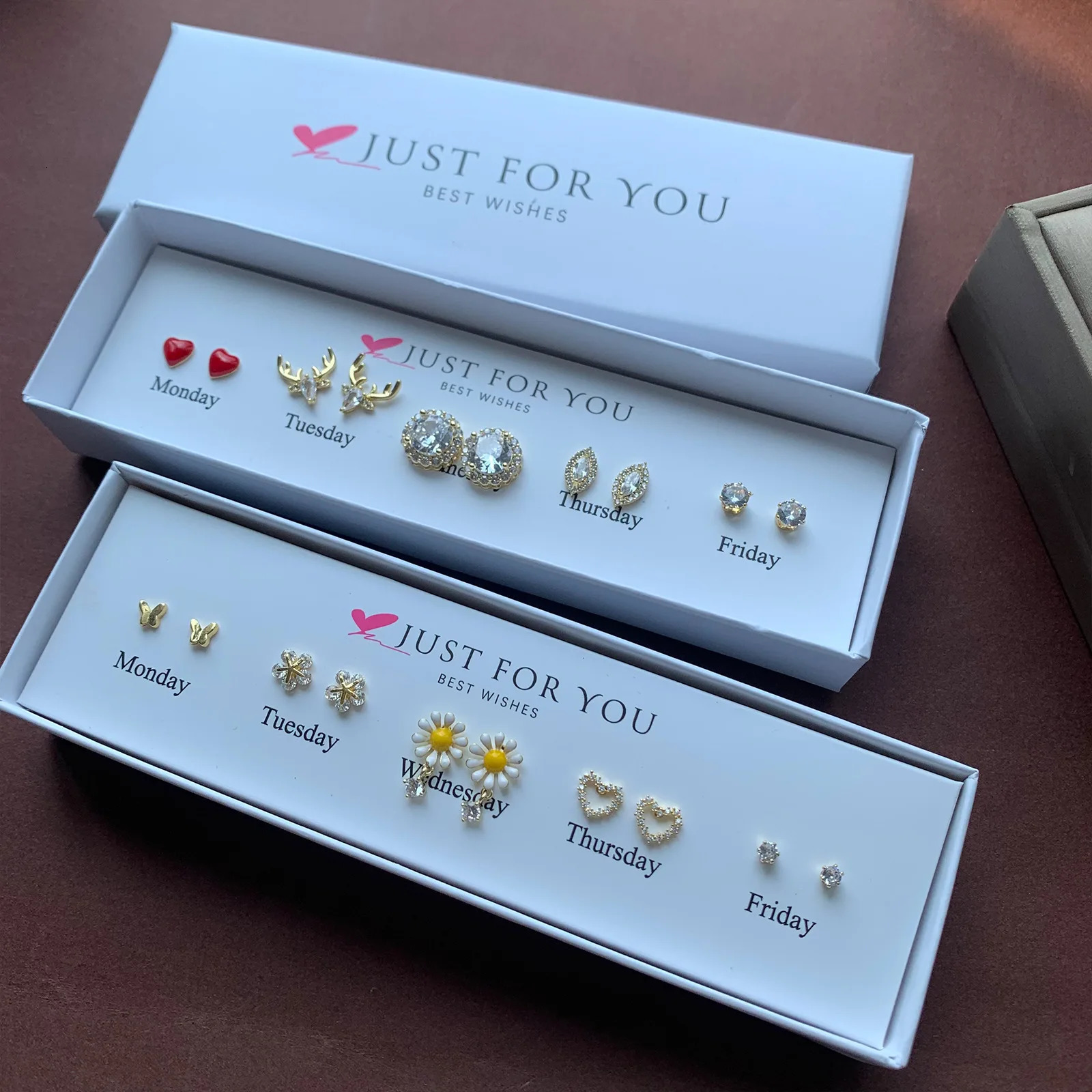 Christmas Deer Flower Zircon Silver Needle Earrings with Different Styles of Gift Boxes Every Week 241209