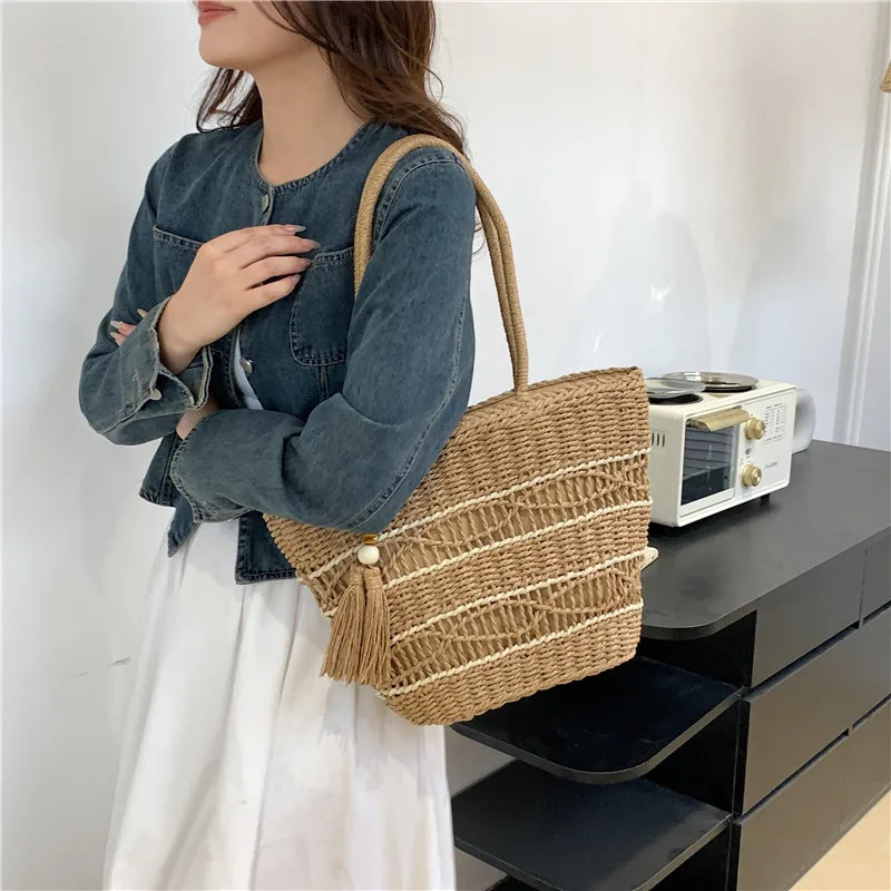 Womens grass beach handbag large capacity womens shoulder bag fashionable and casual commuting bag outdoor shopping handbag 241205