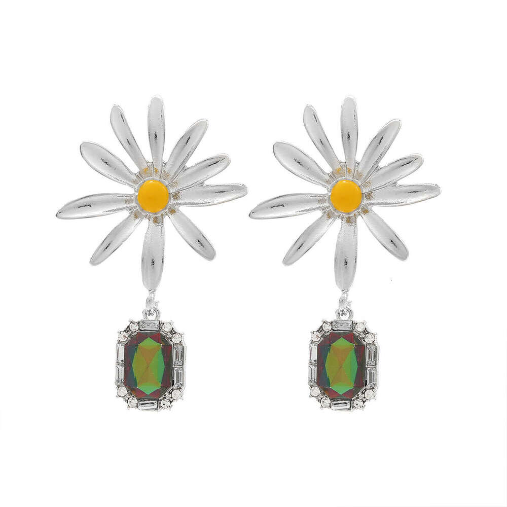 New metal daisy wer rhie pendant with exaggerated temperament for women's earrings