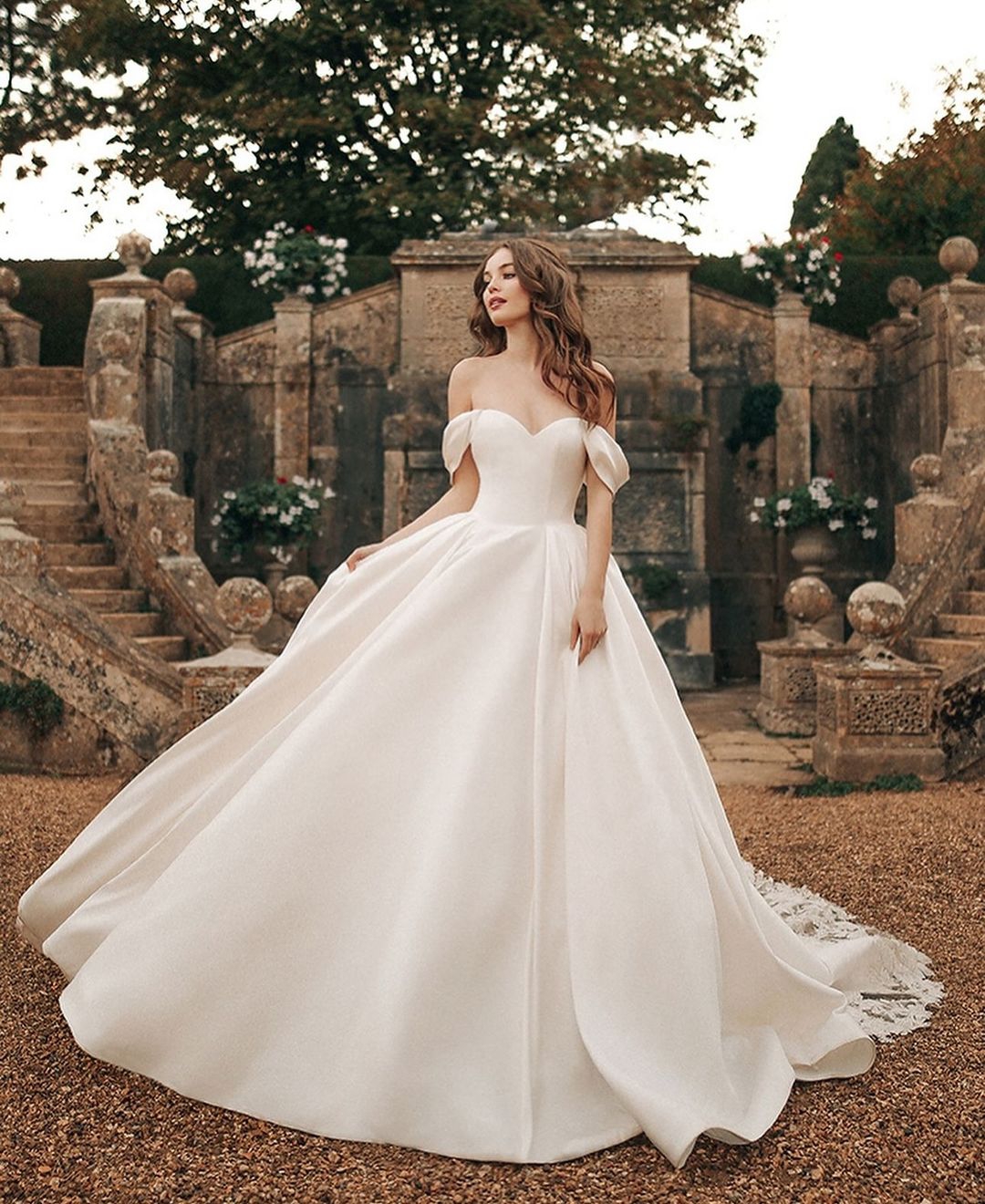 Brilliant Ball Gown Wedding Dresses Strapless Appliques Lace Sweep Train Bridal Gowns Chic Dubai Custom Made Lace-Up Back Vestidos De Novia