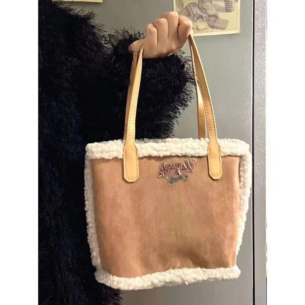 Chic Lamb Wool Carryall Tote Bag Sleek Design for Winter Accessories