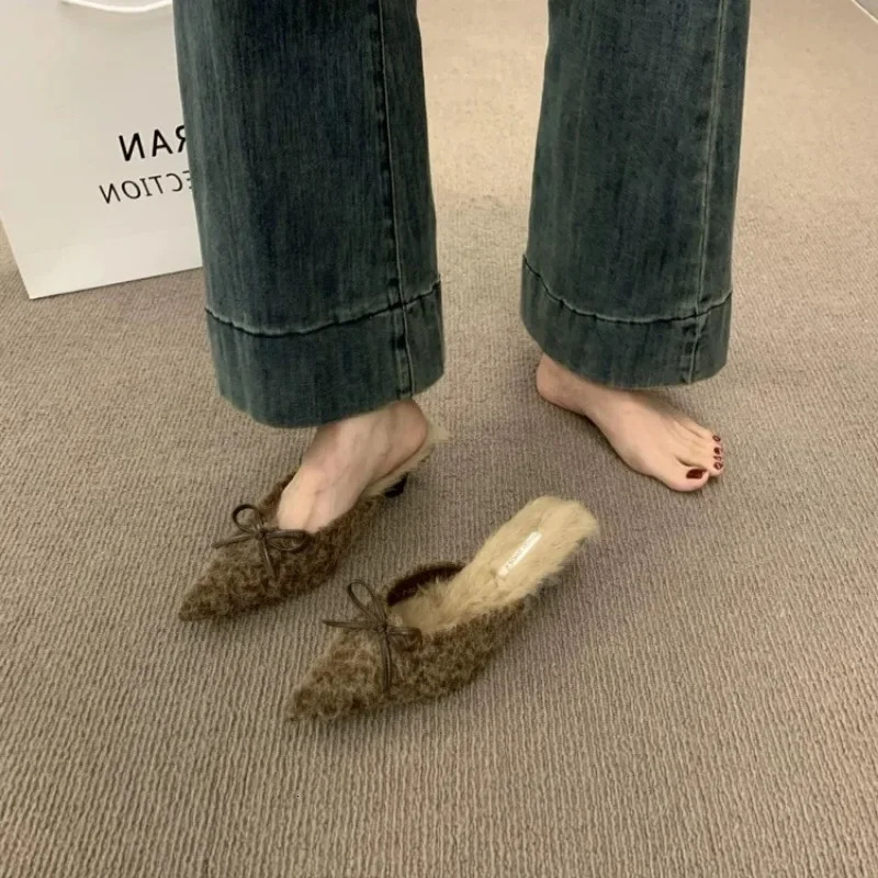 Womens Pointed Toe Cotton Slippers Fashionable Autumn Style Plus Velvet Warm Comfortable and Elegant Ladies Trendy Slippers 241220