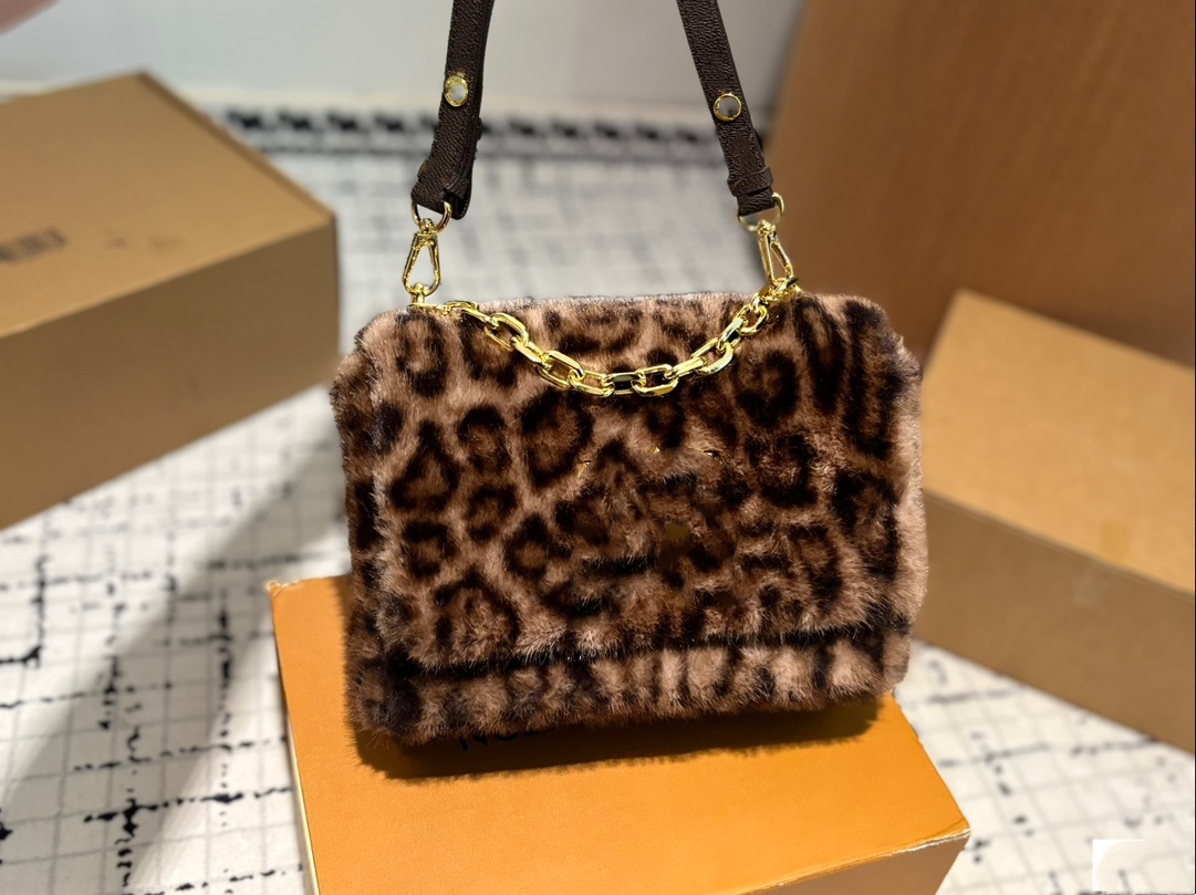 Designer bags Leopard print lamb wool buttoned Shoulder Bags handbags Fashion shopping Cosmetic Bag totes crossbody messenger bag Underarm coin purse black wallet