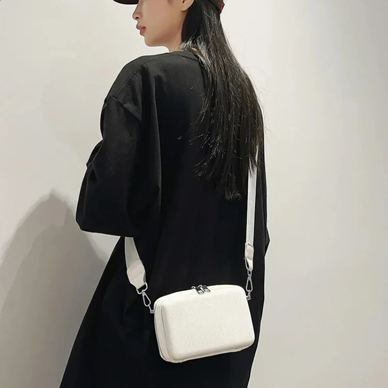 Spring Mens Bag Fashionable and Simple Crossbody Bag Trendy and Personalized Shoulder Bag Couple Style Unisex 241210
