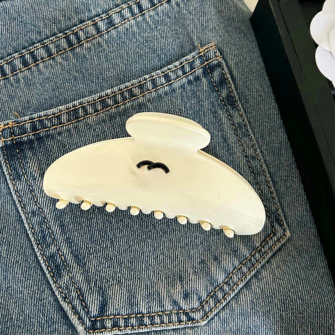 Designer Clips Letters Love Shape Claws Women Girls Elegant Shark Clip Hair Accessories