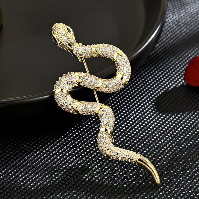 2024 Snake Brooch Full Rhinestone Crystals Inlay Womens Brooches Pins Badge Jewelry Souvenir Gift 241211