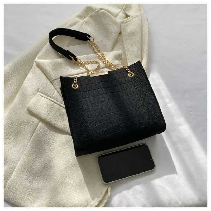 New Arrival New solid color womens trendy cross shaped large capacity crocodile printed shoulder bag for girls casual womens bag T250318