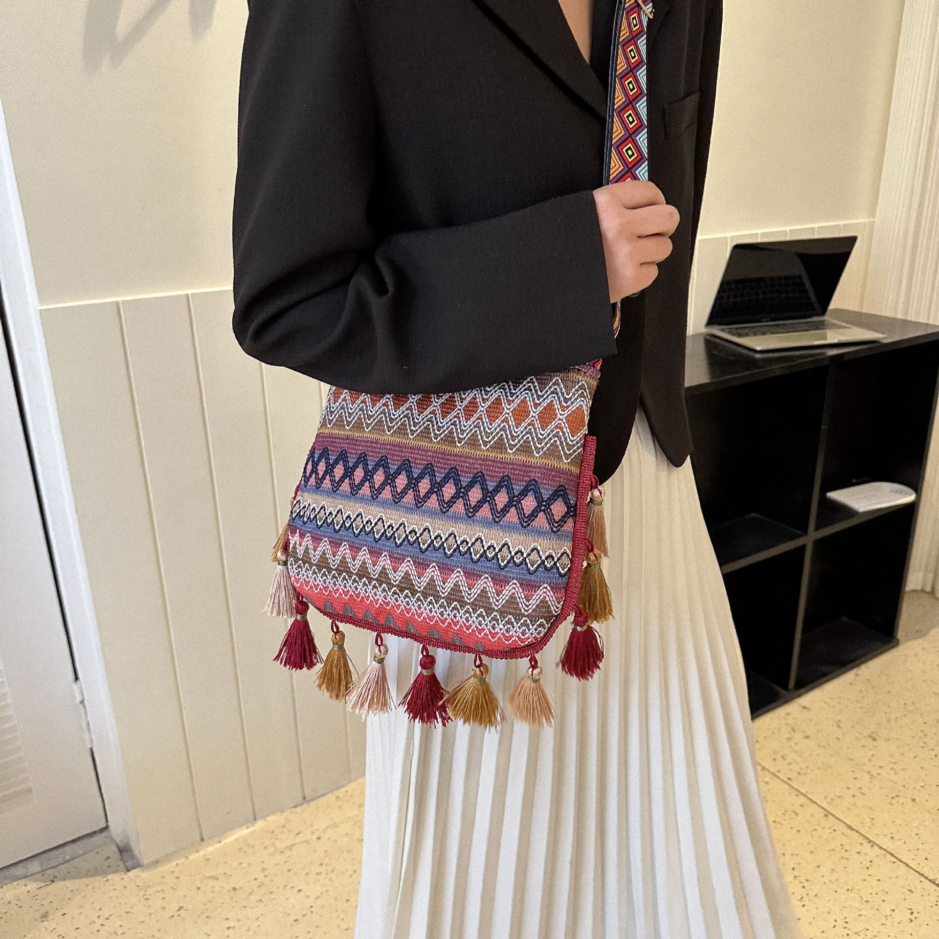 2025 new Ethnic style large capacity tassel personalized small square new single shoulder crossbody Bohemian niche women's bag zhanyishengli