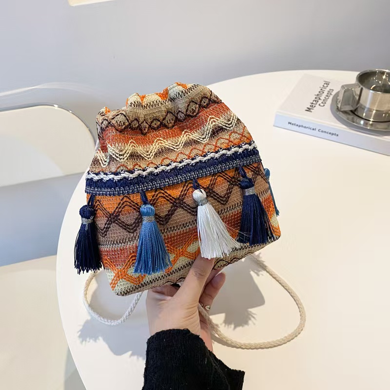 2025 new New woven tassel phone fashionable and versatile drawstring women's portable design crossbody small bag zhanyishengli