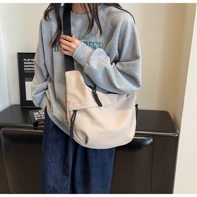 Literary nylon dumpg with large capacity, new fashionable commuting crossbody bag, trendy solid New color shoulder bag