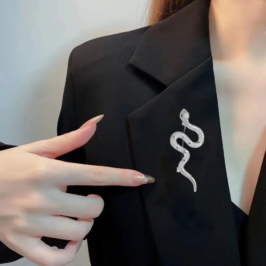 2024 Snake Brooch Full Rhinestone Crystals Inlay Womens Brooches Pins Badge Jewelry Souvenir Gift 241211