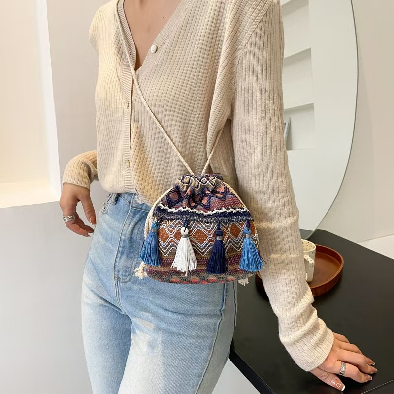 2025 new New woven tassel phone fashionable and versatile drawstring women's portable design crossbody small bag zhanyishengli
